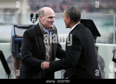 21. Januar 2013 begrüßt - Washington, District Of Columbia, USA - Präsident Barack Obama Sänger James Taylor auf die Westfront des Kapitols in Washington, Montag, 21. Januar 2013, nachdem Taylor '' American the Beautiful'' sang während der feierlichen Vereidigung des Präsidenten während der 57. Presidential Inauguration. (Kredit-Bild: © Win Mcnamee/Pool/Prensa Internacional/ZUMAPRESS.com) Stockfoto