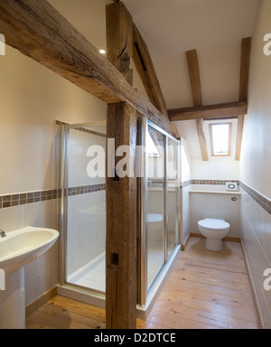 Schöne moderne Badezimmer in einem vor kurzem renovierten Scheune Konvertierung im ländlichen England. Stockfoto