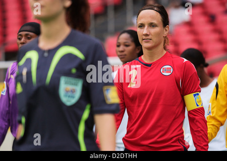 HANGZHOU, CHINA – 20. SEPTEMBER: Die norwegische Mannschaftskapitän Ane Stangeland Horpestad (2) nimmt am 20. September 2007 in Hangzhou, China, das Feld für das Spiel der FIFA Frauen-Weltmeisterschaft Gruppe C gegen Ghana im Drachenstadion Hangzhou ein. Nur redaktionelle Verwendung. Kommerzielle Nutzung verboten. (Foto: Jonathan Paul Larsen / Diadem Images) Stockfoto