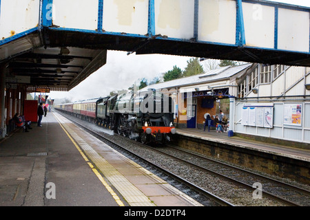 Dampf-Lokomotive Britannia Nr. 7000 mit hoher Geschwindigkeit durch Göring Thames, Oxfordshire, England Bahnhof 2012 Los. Stockfoto