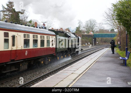 Dampf-Lokomotive Britannia Nr. 7000 mit hoher Geschwindigkeit durch Göring Thames, Oxfordshire, England Bahnhof 2012 Los. Stockfoto