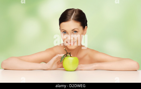 Frau mit grünem Apfel Stockfoto