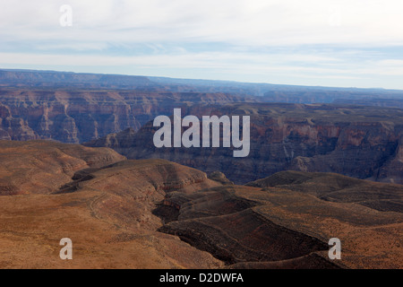 Flug über schmale Schlucht an der Quartiermeister Punkt Grand Canyon West Arizona usa Stockfoto