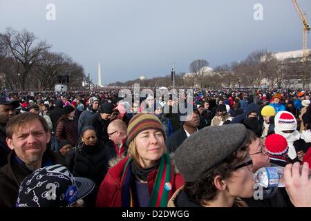 Washington DC. 21. Januar 2013, versammelt sich eine große Menschenmenge auf der National Mall für die Eröffnungszeremonie. Präsident Barack Obama offiziell vereidigt für eine zweite Amtszeit gestern wegen einer verfassungsrechtlichen Anforderung nimmt einen zeremoniellen Amtseid heute. Stockfoto