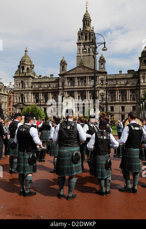 Dartmouth & District Pipe Band aus Halifax, Nova Scotia, Kanada, spielt beim Piping Live Event, George Square, Glasgow, Schottland, UK Stockfoto