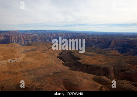 Flug über schmale Schlucht an der Quartiermeister Punkt Grand Canyon West Arizona usa Stockfoto