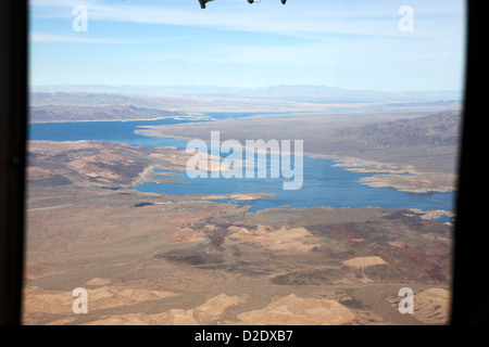 Blick durch Sightseeing Flugzeug Fenster am oberen See Mead Arizona Usa Stockfoto