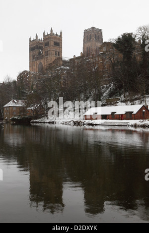 Verschneiter Tag am Flussufer in Durham, England. Stockfoto