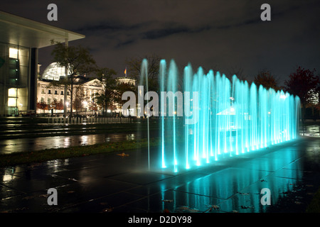 Berlin, Deutschland, der Brunnen vor dem Paul-Loebe-Haus während des Festival of Lights Stockfoto