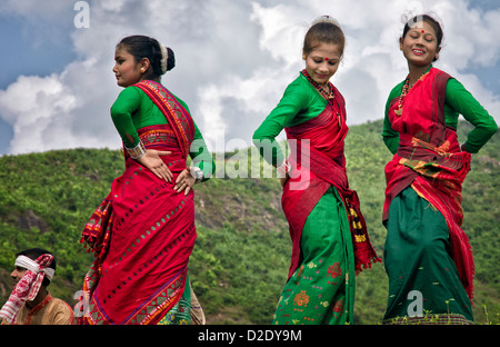 Truppe der Assamese traditionelle Tänzer Vorformen unter freiem Himmel in der Nähe von Guwahati, Assam, Indien. Stockfoto