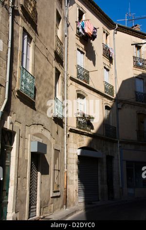 Housefronts auf der schmalen Straße, Béziers, Languedoc, Frankreich Stockfoto