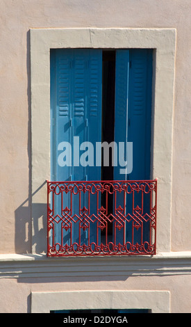 Fenster und Balkon, Béziers, Frankreich Stockfoto