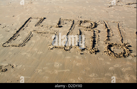 Hallo! geschrieben in Sand am Strand Stockfoto