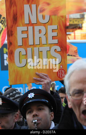 London, UK. 21. Januar 2013. Feuerwehr-Protest außerhalb London Feuerwehr Kopf Kreisen als Feuer Behörde Mitglieder stimmen nach unten vorgeschlagenen Kürzungen die 520 Feuerwehrleute entlassen, sehen würde 12 Feuerwachen schließen und die Beseitigung von 18 Feuerwehrfahrzeuge in der Hauptstadt. Stockfoto