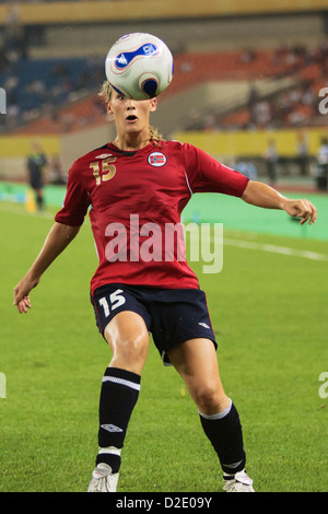 HANGZHOU, CHINA – 20. SEPTEMBER: Madeleine Giske aus Norwegen hat beim Spiel der FIFA Frauen-Weltmeisterschaft Gruppe C gegen Ghana am 20. September 2007 im Hangzhou Dragon Stadium in Hangzhou, China, den Ball im Auge. Nur redaktionelle Verwendung. Kommerzielle Nutzung verboten. (Foto: Jonathan Paul Larsen / Diadem Images) Stockfoto