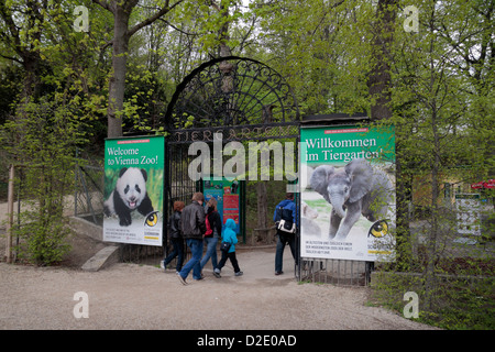 Eingang zum Tiergarten (Tiergarten) in den Gärten von Schönbrunn, Wien, Österreich. Stockfoto