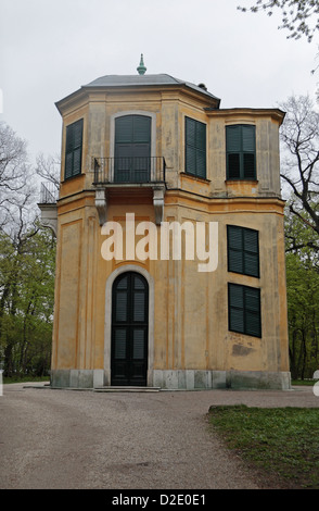 Die Kleine Gloriette (kleine Gloriette) in den Gärten von Schönbrunn, Wien, Österreich. Stockfoto