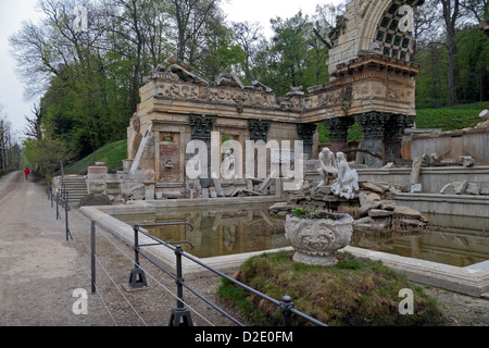 Die römischen Ruinen (Romische Ruine) in den Gärten von Schönbrunn, Wien, Österreich. Stockfoto