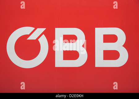 OBB, das Logo der österreichischen Bundesbahnen, an der Seite eines Zuges in Wien, Österreich. Stockfoto