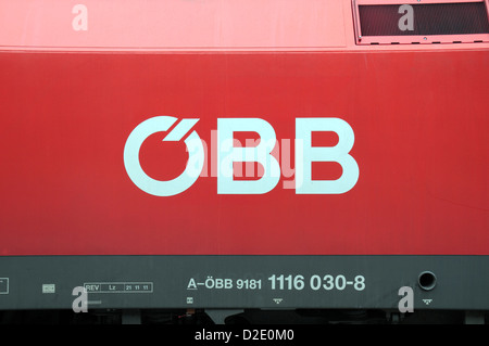 OBB, das Logo der österreichischen Bundesbahnen, an der Seite eines Zuges in Wien, Österreich. Stockfoto