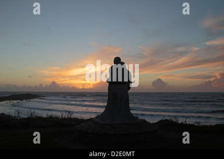 Statue eines trauernden Paares in der Memorial Garden für die auf See verloren in Kilmore Quay, Co. Wexford, Südirland. Stockfoto