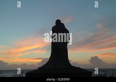 Statue eines trauernden Paares in der Memorial Garden für die auf See verloren in Kilmore Quay, Co. Wexford, Südirland. Stockfoto