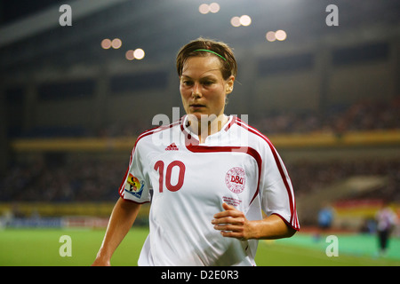 HANGZHOU, CHINA – 20. SEPTEMBER: Anne Dot Eggers Nielsen aus Dänemark im Spiel der FIFA Frauen-Weltmeisterschaft Gruppe D gegen Brasilien im Hangzhou Dragon Stadium am 20. September 2007 in Hangzhou, China. Nur redaktionelle Verwendung. Kommerzielle Nutzung verboten. (Foto: Jonathan Paul Larsen / Diadem Images) Stockfoto