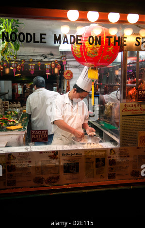Washington DC, Küchenchef im Fenster des Chinatown Express ein beliebtes chinesisches Restaurant in Chinatown. Stockfoto