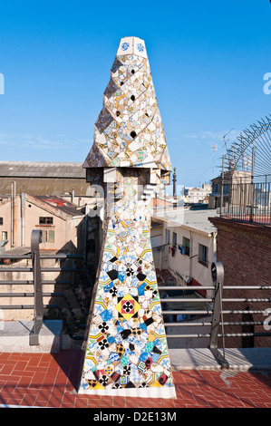 Buntes Mosaik Schornstein, Palau Güell von Antoni Gaudi, Barcelona, Katalonien, Spanien Stockfoto