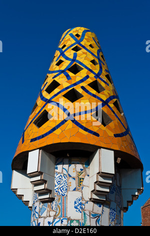 Buntes Mosaik Schornstein, Palau Güell von Antoni Gaudi, Barcelona, Katalonien, Spanien Stockfoto