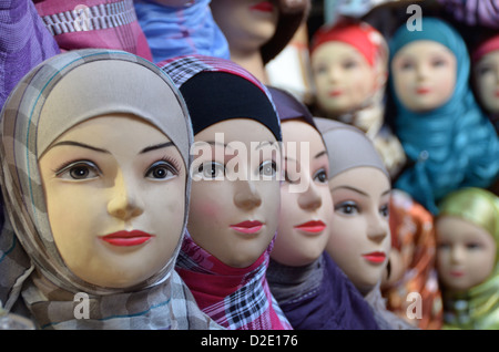 Hijabs und Hüte für Verkauf in den Souk, Marokko Stockfoto