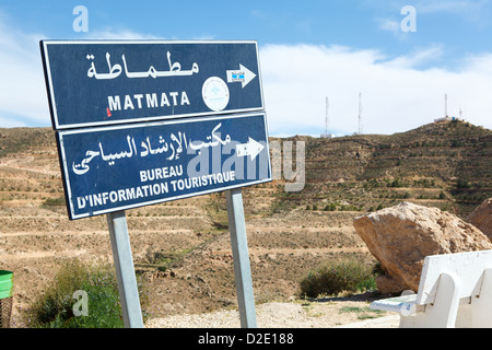 Straße Richtung Markierung auf Matmata Stadt und Reisebüro in den Bergen. Tunesien, Afrika Stockfoto