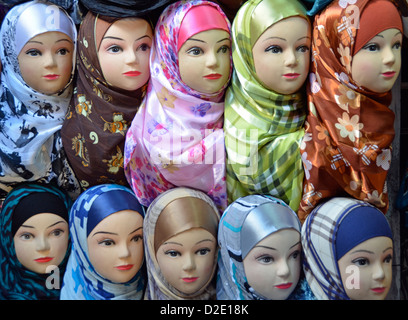 Hijabs und Hüte für Verkauf in den Souk, Marokko Stockfoto