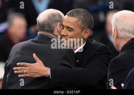 21. Januar 2013 - Washington, DC, USA - Präsident BARACK OBAMA umarmt Sänger JAMES TAYLOR, nachdem Taylor bei Obamas zweite Vereidigung auf dem US-Kapitol führt. (Kredit-Bild: © Jay Mallin/ZUMAPRESS.com) Stockfoto