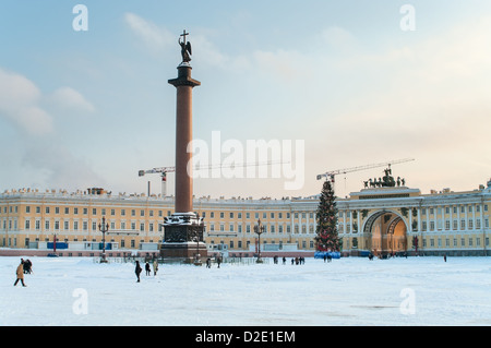 Schlossplatz mit alexandrinischen Spalte in Weihnachten Vorbereitung am 19. Dezember 2010 in Sankt-Petersburg, Russland Stockfoto