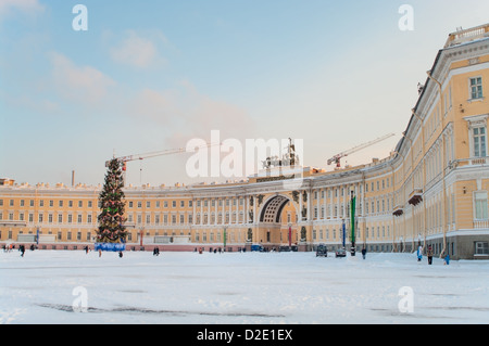 Schlossplatz mit Triumphal arch in Weihnachten Vorbereitung am 19. Dezember 2010 in Sankt-Petersburg, Russland Stockfoto