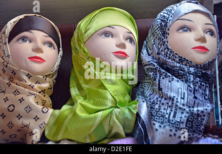 Hijabs und Hüte für Verkauf in den Souk, Marokko Stockfoto