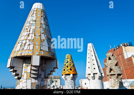 Buntes Mosaik Schornstein, Palau Güell von Antoni Gaudi, Barcelona, Katalonien, Spanien Stockfoto