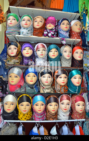 Hijabs und Hüte für Verkauf in den Souk, Marokko Stockfoto