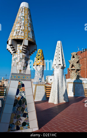 Buntes Mosaik Schornstein, Palau Güell von Antoni Gaudi, Barcelona, Katalonien, Spanien Stockfoto