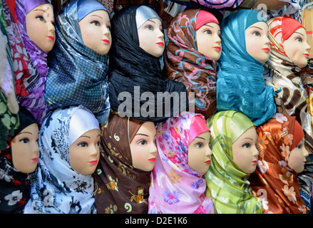 Hijabs und Hüte für Verkauf in den Souk, Marokko Stockfoto