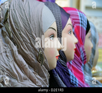 Hijabs und Hüte für Verkauf in den Souk, Marokko Stockfoto