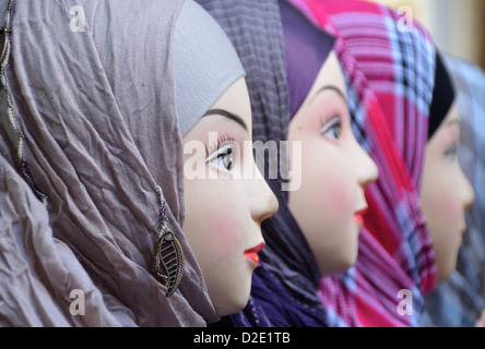 Hijabs und Hüte für Verkauf in den Souk, Marokko Stockfoto