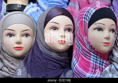 Hijabs und Hüte für Verkauf in den Souk, Marokko Stockfoto