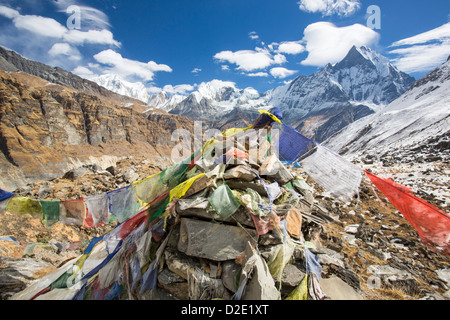 Annapurna Basislager auf 4130 m in Richtung Machapuchare, Annapurna Sanctuary, Himalaya, Nepal, mit parayer Fahnen suchen. Stockfoto