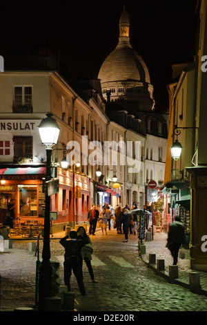 Café Le Consulat und Basilika Sacre Coeur auf dem Montmartre in der Nacht Stockfoto