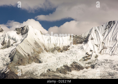 Ein rasch sich zurückziehenden Gletscher auf der Seite der 6428 Meter Gipfel des Gandharwa Chuli im Annapurna Heiligtum, nepalesischen Himalaya. Alle die Himalaya-Gletscher Schwinden schnell aufgrund des Klimawandels. Die Gletscher füttern vieler Asias größten Flüsse, die Milliarden von Menschen auf Wasser angewiesen. Da diese Speicherseen verschwinden, muss sie katastrophale Folgen für die Wasserversorgung. Stockfoto