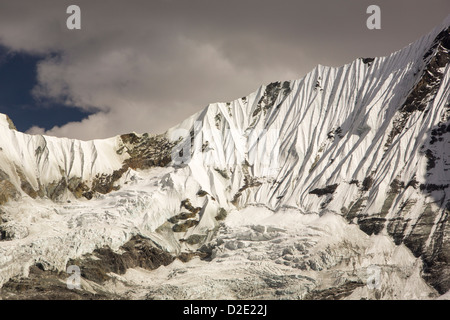 Ein rasch sich zurückziehenden Gletscher auf der Seite der 6428 Meter Gipfel des Gandharwa Chuli im Annapurna Heiligtum, nepalesischen Himalaya. Alle die Himalaya-Gletscher Schwinden schnell aufgrund des Klimawandels. Die Gletscher füttern vieler Asias größten Flüsse, die Milliarden von Menschen auf Wasser angewiesen. Da diese Speicherseen verschwinden, muss sie katastrophale Folgen für die Wasserversorgung. Stockfoto