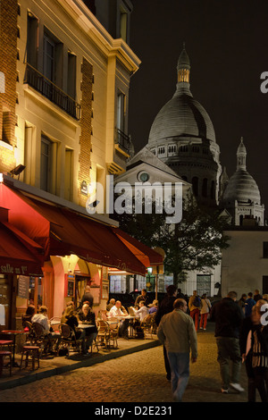 Restaurant La Bohème und Basilika Sacre Coeur auf dem Montmartre in der Nacht Stockfoto