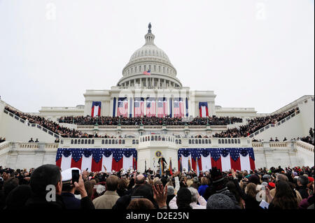 Menschen jubeln die Ankunft von Präsident Barack Obama auf die Westwand des US Capitol während der 57. Presidential Inauguration 21. Januar 2013 in Washington, DC. Mehr als 700 000 Menschen für die Ereignisse des Tages gesammelt, wie Präsident Barack Obama den Amtseid für eine zweite Amtszeit dauert. . Stockfoto